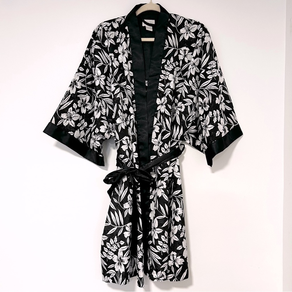 Vanity Fair Black and White Floral Robe